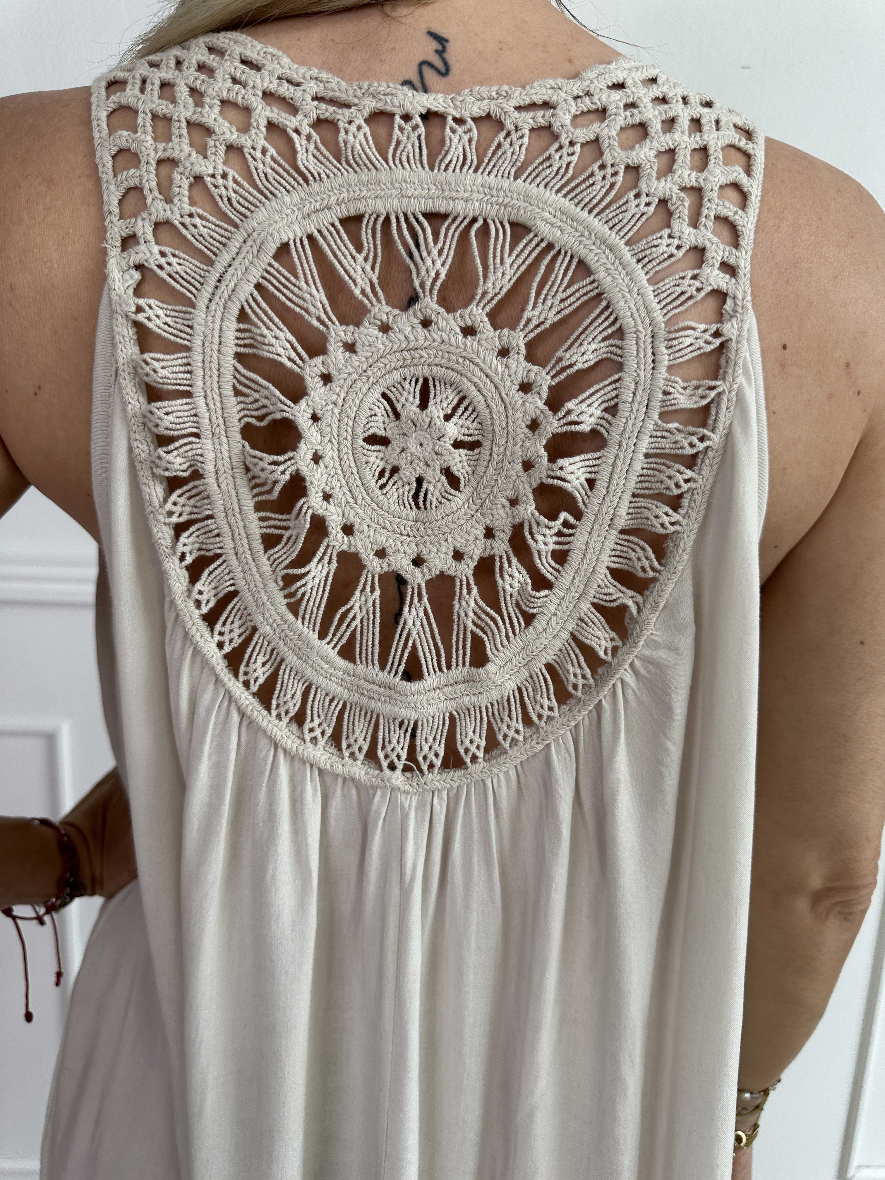 Medea - Simpel sommerkjole i viskose med broderet ryg